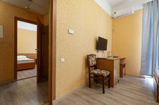 Гостиница Атлантида Анапа Четырехместный (Стандарт, 2-комнатный)-3